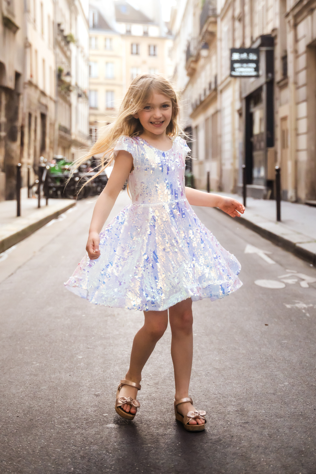 blue sparkly dress girl stairs twitter Sequins Concert Queen Color:Hunter Green Neeno Women's Dresses Rhinestone Type-Bottoms With Slit Built